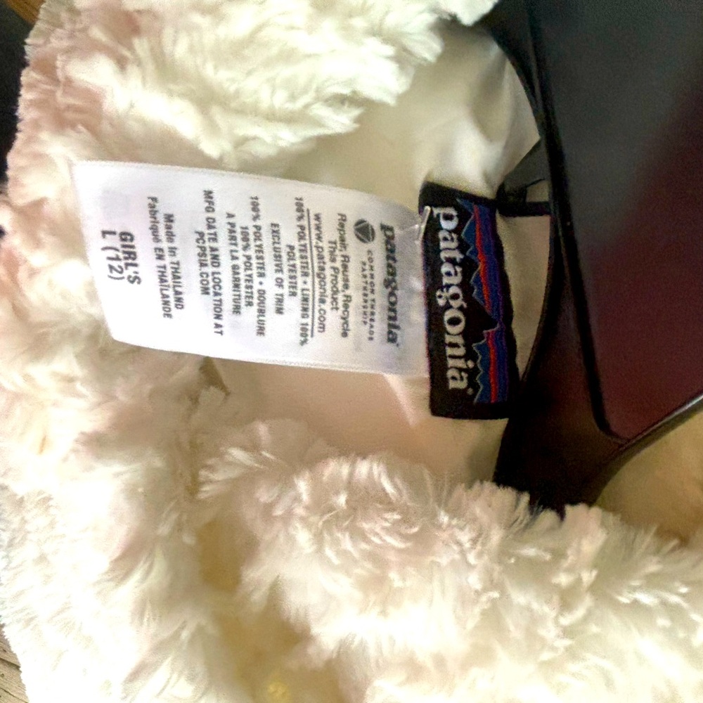 Patagonia Girls White light coat super cute to accent jeans or to dress up.